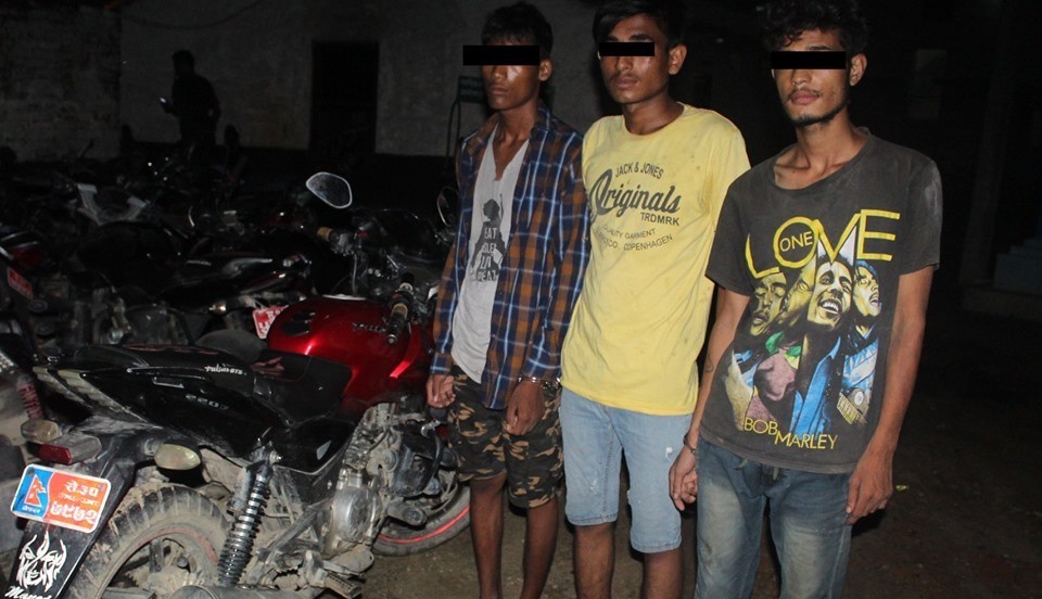चोरी गरी भाग्दै गरेका ३ जना धनगढीबाट पक्राउ
