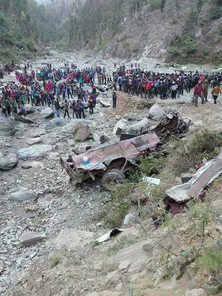 लापरबाहीको हद! ड्राइभर केटीसँग जिस्कींदा दु्र्घटनाः घाइते (भिडियाे सहित)