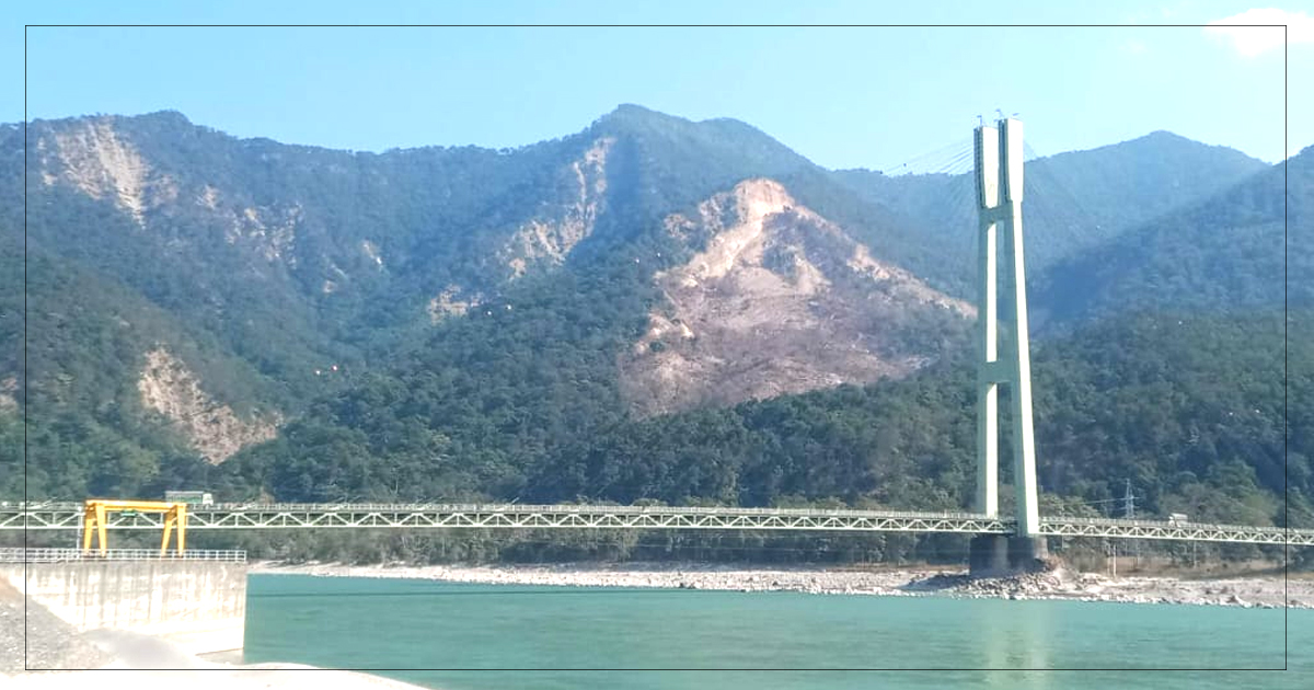 किन युवाहरू चिसापानी पुलकोबीचमा सुतेर गर्दै छन् अनशन ?