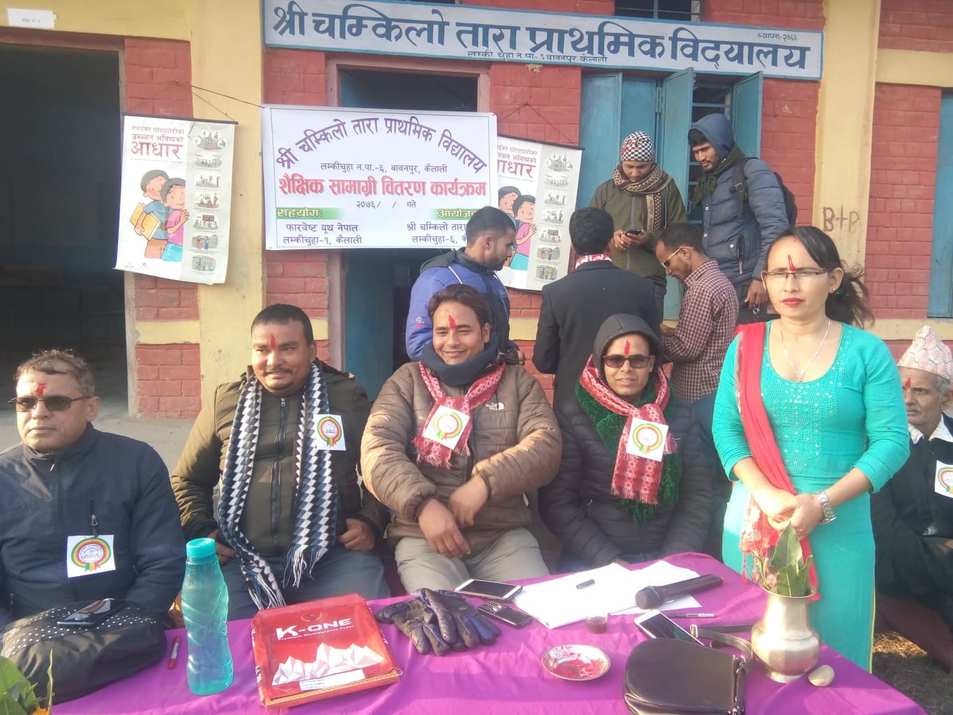 चम्किलो तारा प्राविका विपन्न बालबालिकालाई शैक्षिक सामाग्री वितरण