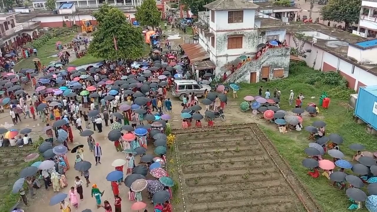 सुकुम्बासीद्वारा टीकापुर नगरपालिका घेराउ