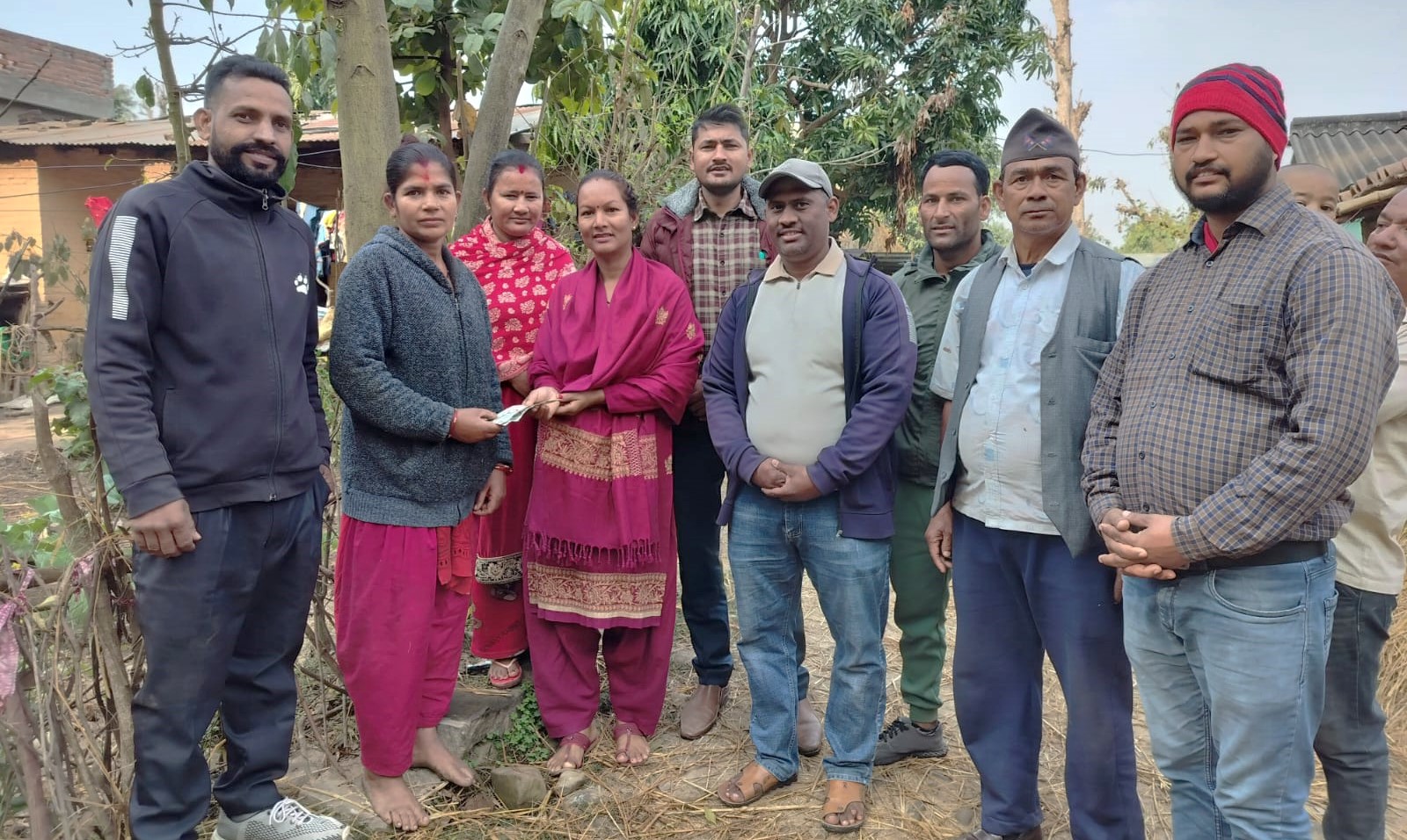 चुलिमालिका युवा क्लबद्वारा आगलागी पीडितलाई आर्थिक सहयोग