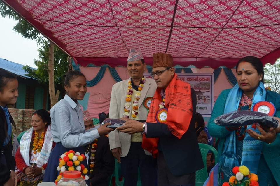 पुनर्वासका दुई सामुदायिक बिद्यालयका विद्यार्थीहरुलाई राडा नेपालद्वारा न्यानो लुगा वितरण