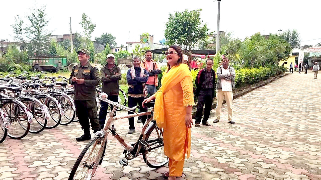 लम्कीचुहाका चौकीदारलाई साइकल वितरण 