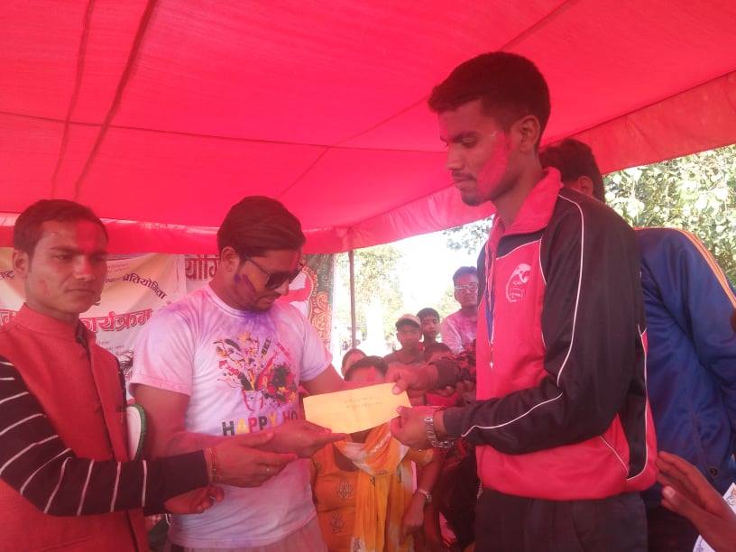 खेलाडी लाई प्रोत्साहन स्वरुप नगद रुपैया  सहयोग गरे युवा नेता रावलले 