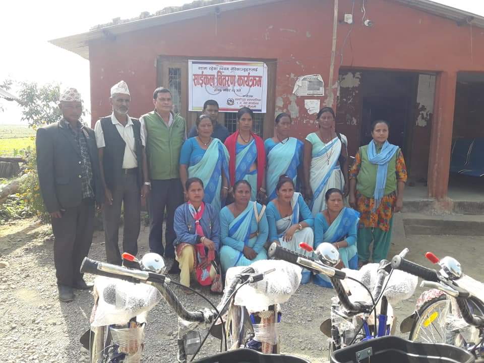 लम्कीचुहा नगरपालिका वडा नं ८ द्धारा स्वंय सेविकलाई साईकल वितरण
